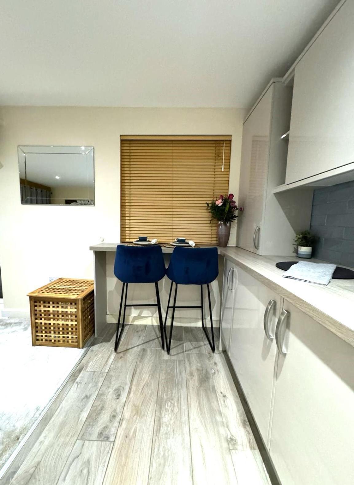 Large Cosy 2 Bedroom Ground Floor Flat In Stevenage Sg1 Sleeps 4-5 Free Parking Eksteriør bilde